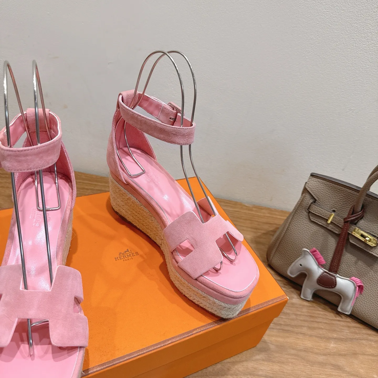 👟👟Ex-factory price 720👟👟 Hermes... a Eclair 2025 new color + popular series, the version is super positive, with a certain thickness, which makes the legs longer! Breathable, comfortable calfskin, spring and summer color matching, this item is both beautiful and comfortable! Channel supply code size: 35-39 can be ordered as 40.41 with airplane box ➕20